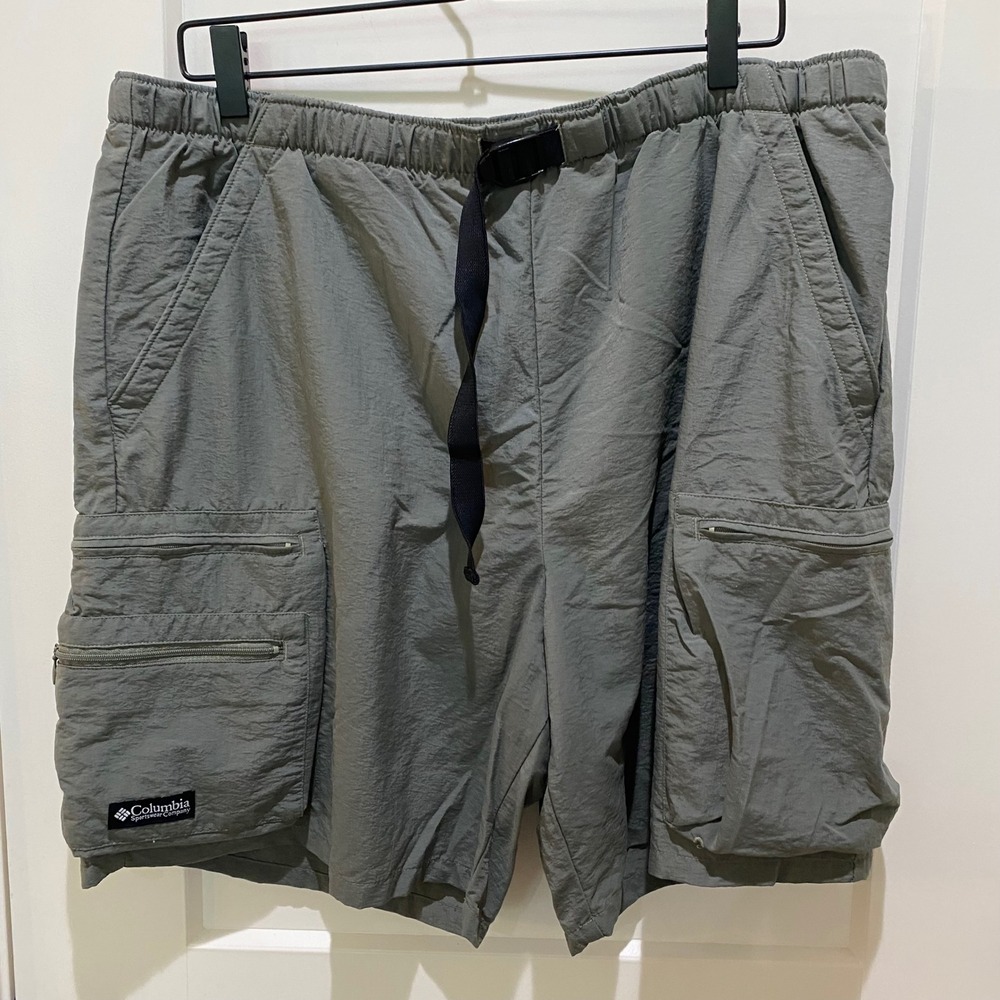 Columbia Men's Shorts. Olive Green. Large. Elastic Waist. Polyester. Lined.